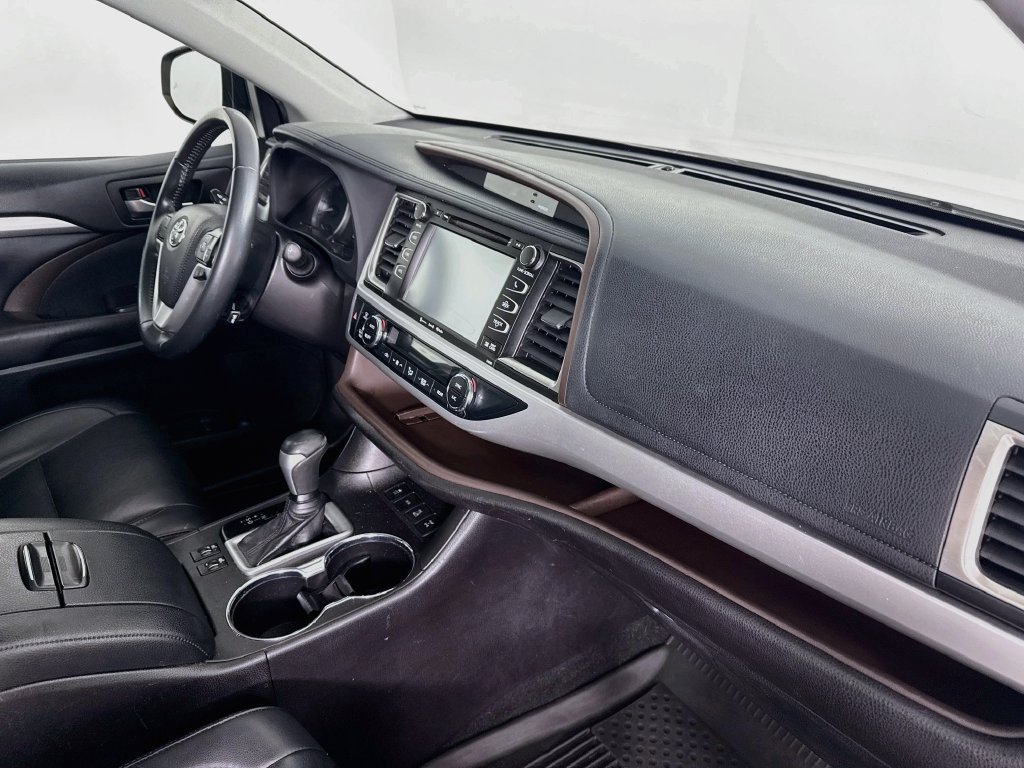 Used 2019 Toyota Highlander XLE AWD/4WD image 32