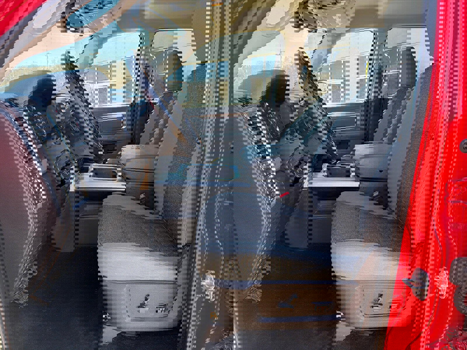 Used 2020 RAM 1500 Classic SLT w/ Luxury Group RWD image 16