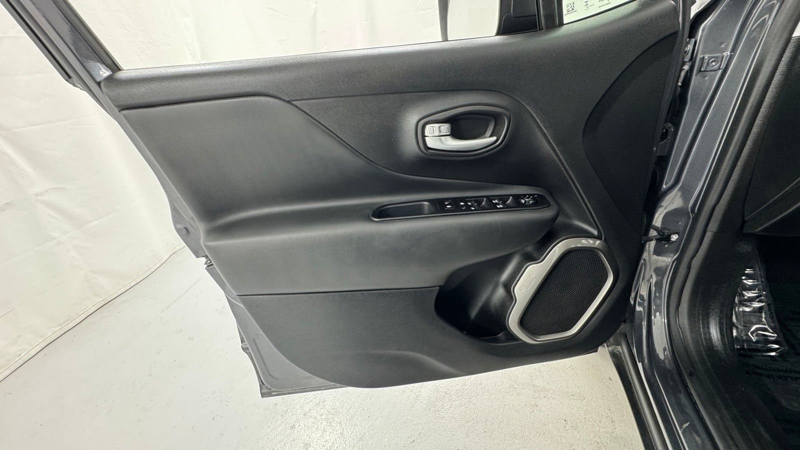 Used 2023 Jeep Renegade Latitude w/ Premium Group AWD/4WD image 18