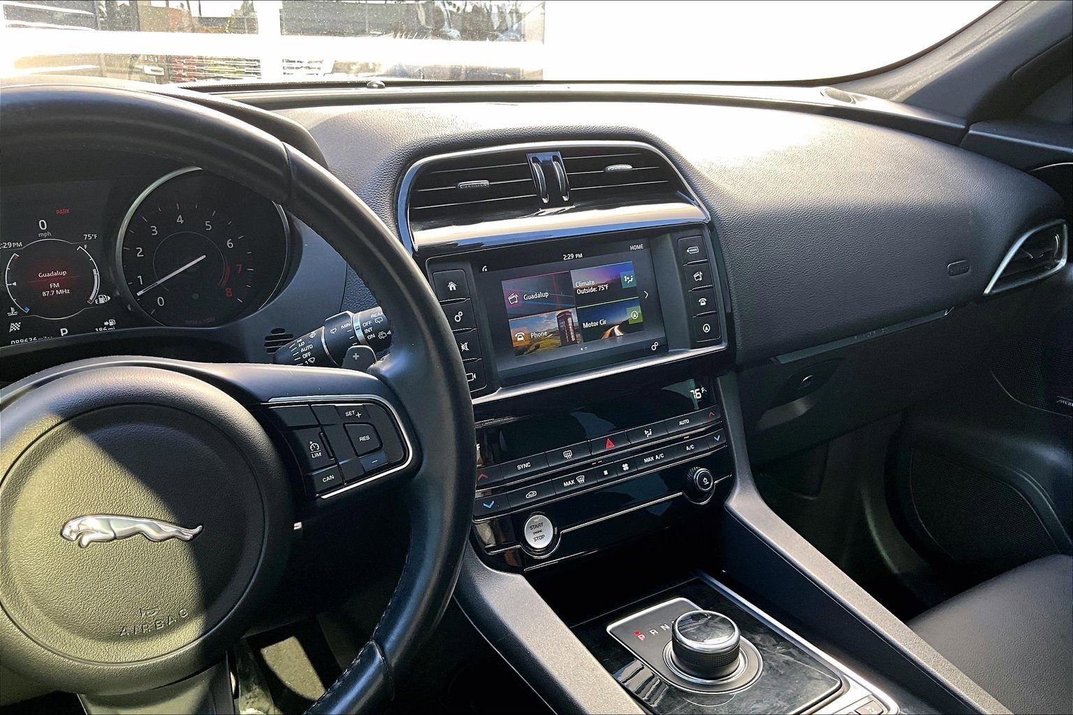 Used 2018 Jaguar F-PACE Premium image 6