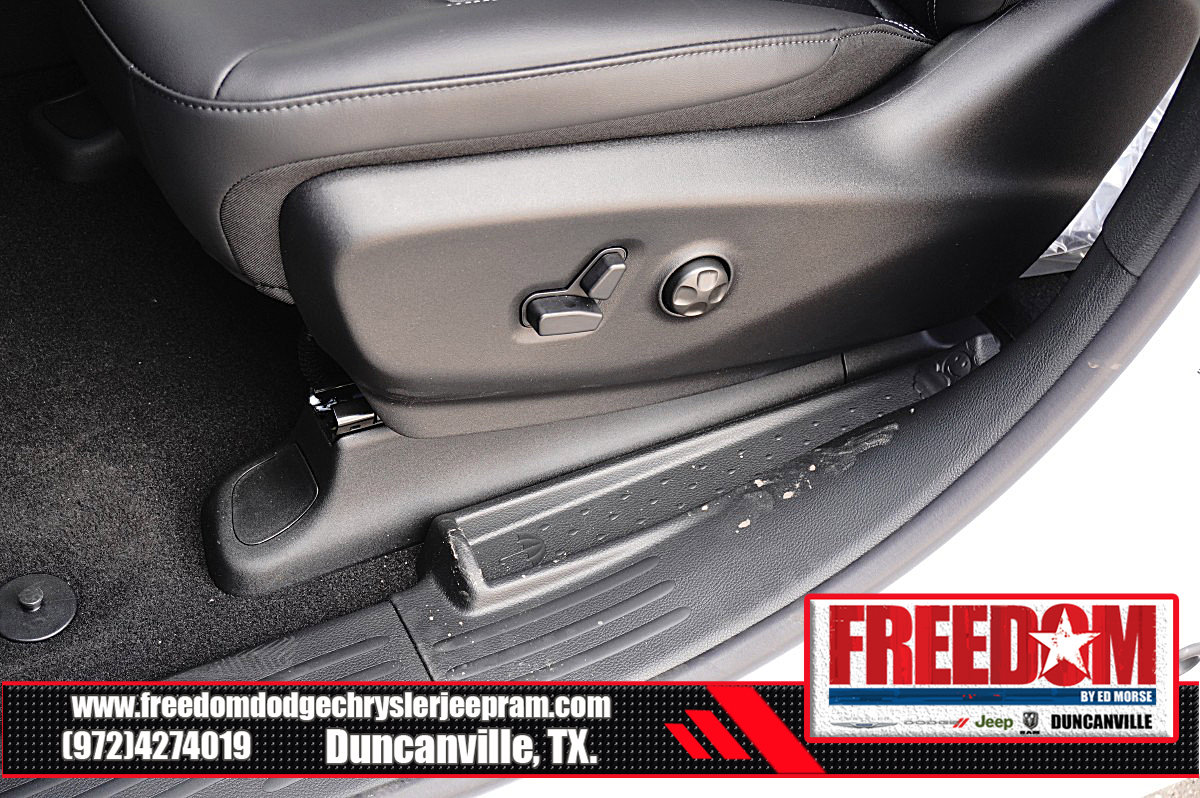 New 2027 Chrysler Pacifica Select w/ Family Tech Group FWD image 36