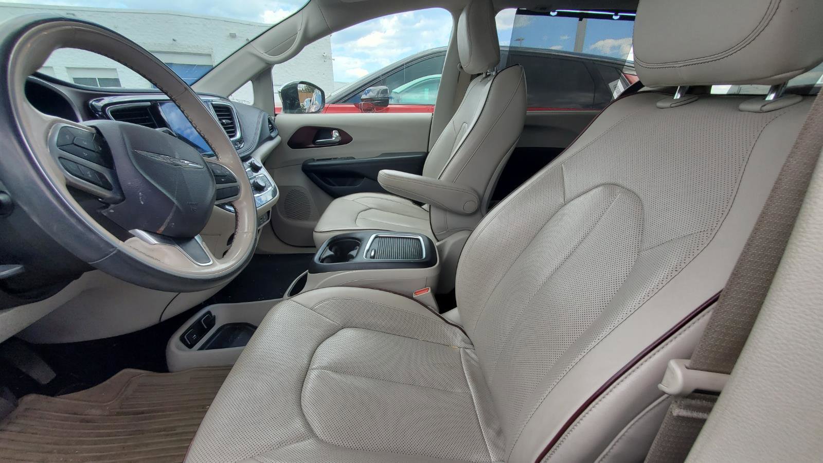 Used 2020 Chrysler Pacifica Limited FWD image 3