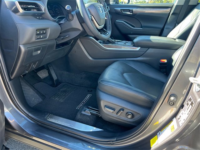 Used 2024 Toyota Highlander Platinum image 9