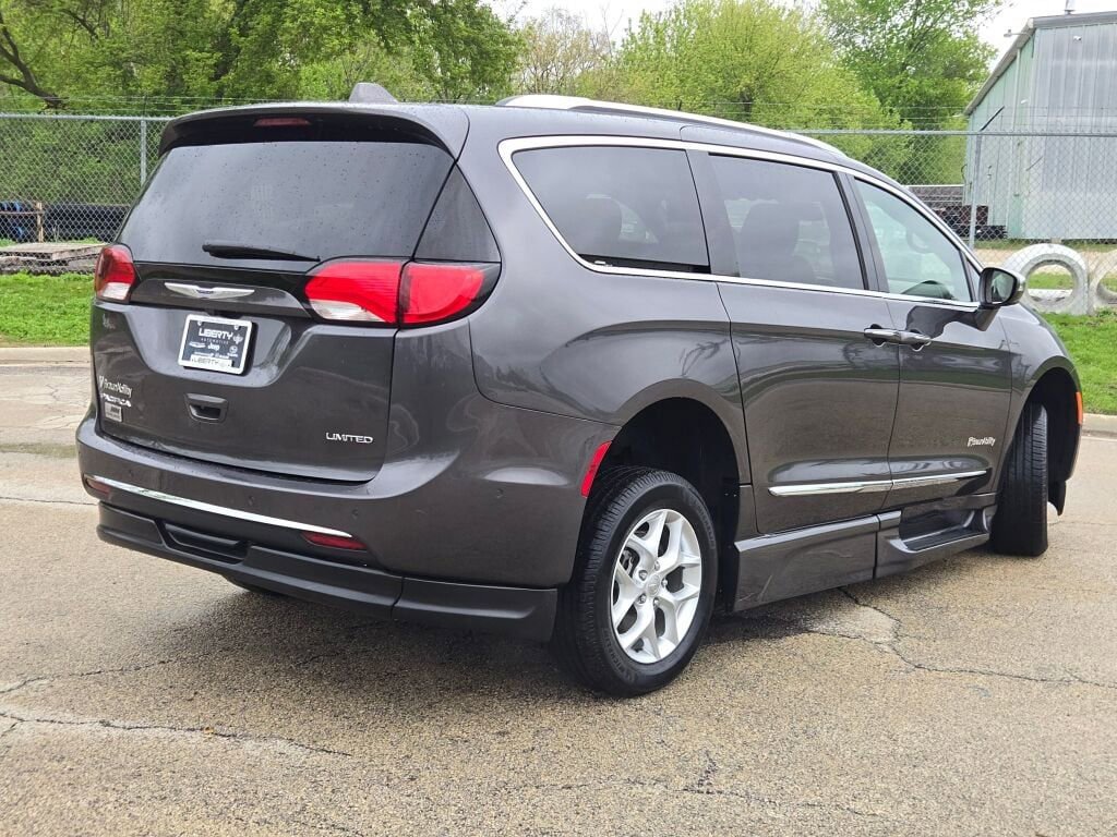 Used 2020 Chrysler Pacifica Limited w/ Advanced Safetytec Group FWD image 11