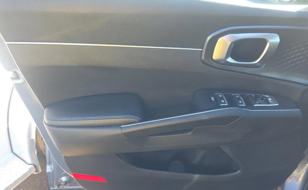 Used 2024 Kia Sorento S w/ Panoramic Sunroof Package image 8