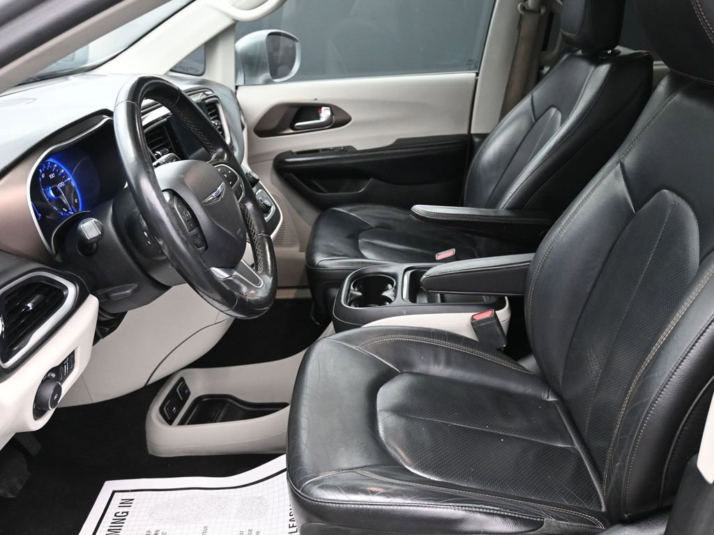 Used 2019 Chrysler Pacifica Touring-L image 11