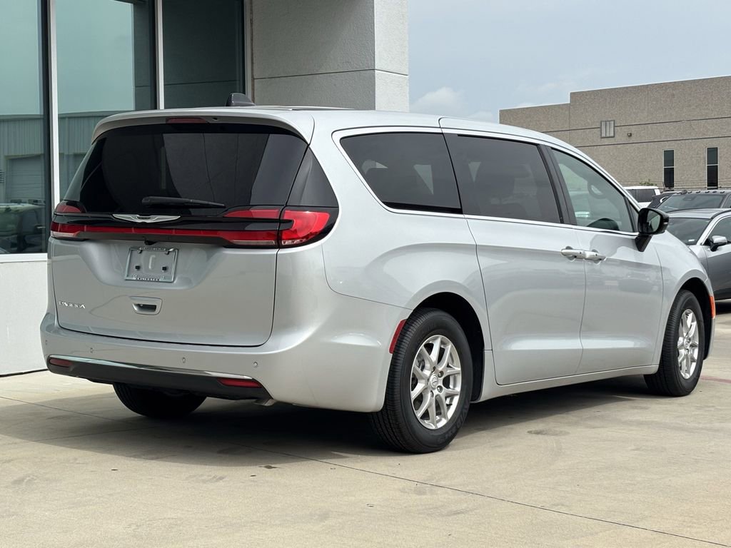 New 2026 Chrysler Pacifica Select image 3