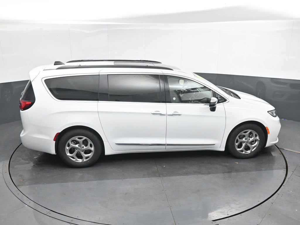 Used 2023 Chrysler Pacifica Limited FWD image 37