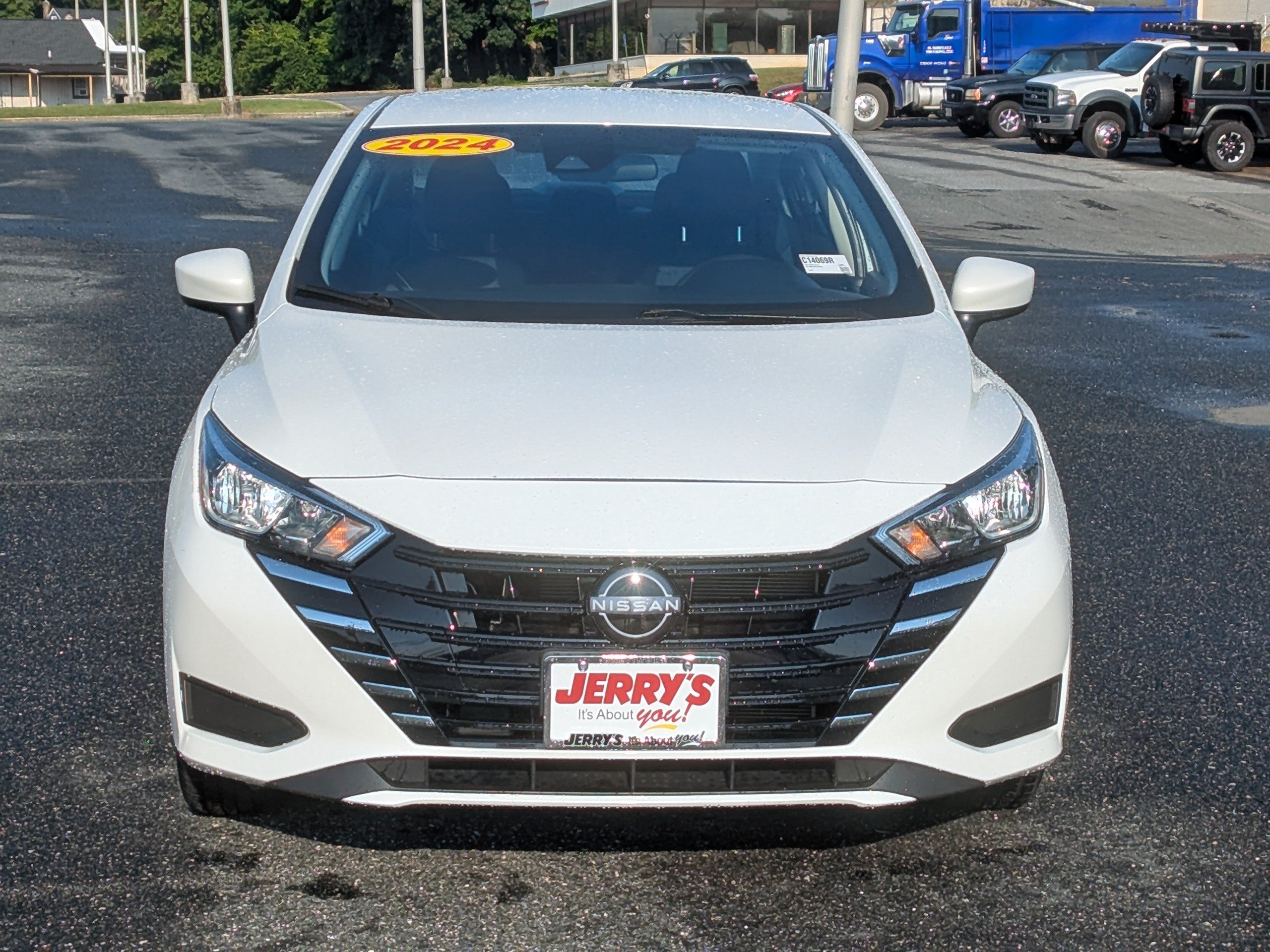 Used 2024 Nissan Versa SV FWD image 2