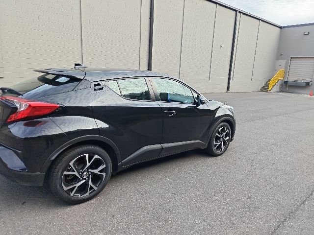 Used 2022 Toyota C-HR XLE FWD image 3