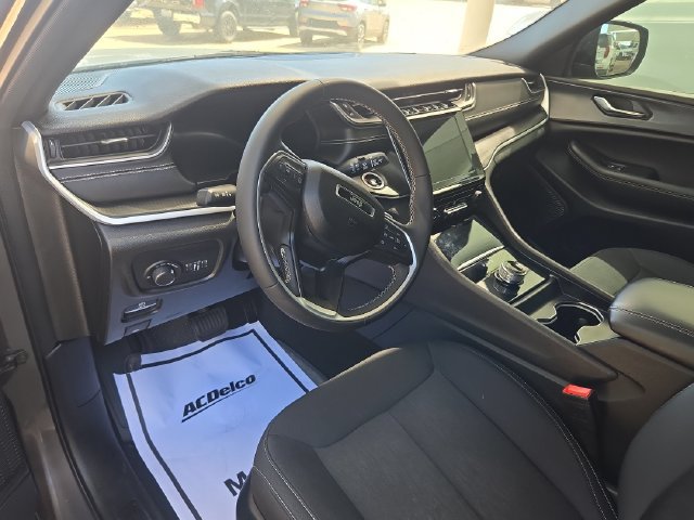 Used 2024 Jeep Grand Cherokee L Laredo RWD image 5