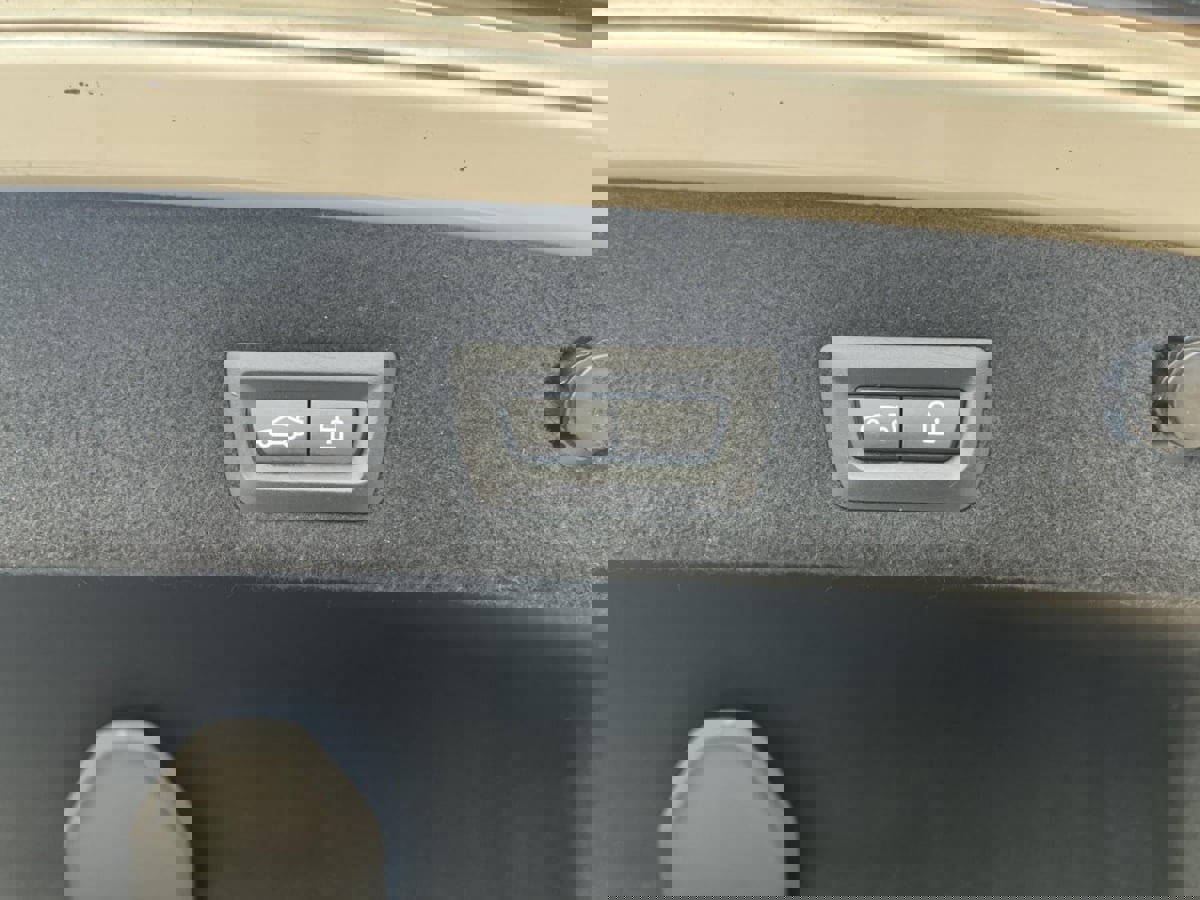 Used 2016 BMW 750i RWD image 43