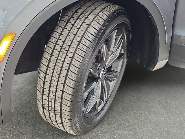 Used 2024 Volkswagen Tiguan SE w/ Panoramic Sunroof Package image 32