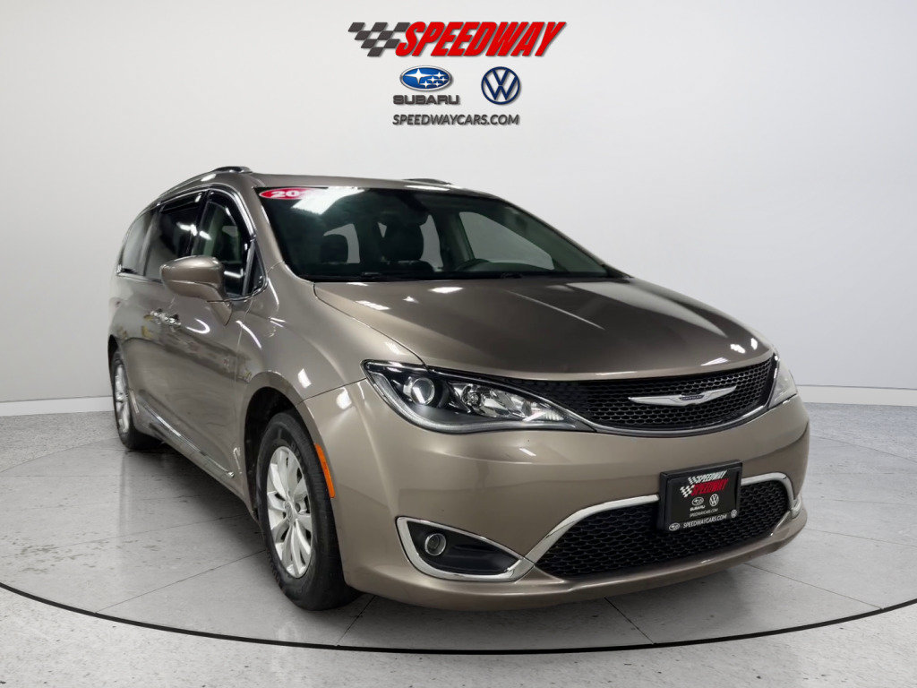 Used 2018 Chrysler Pacifica Touring-L FWD image 2