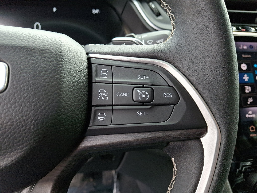 Used 2023 Jeep Grand Cherokee Limited AWD/4WD image 23