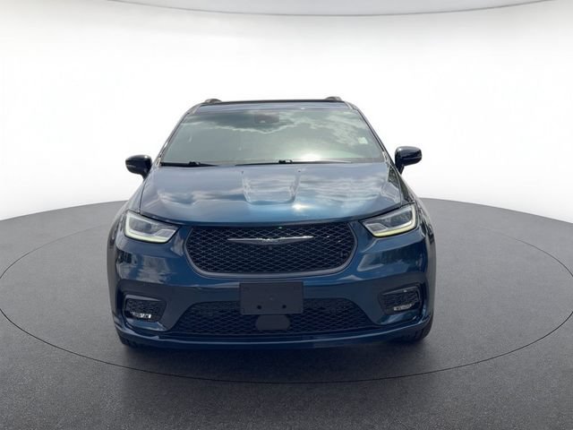 Used 2023 Chrysler Pacifica Limited w/ Uconnect Theater Family Group AWD/4WD image 9