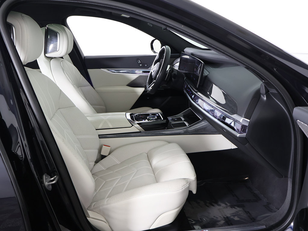 Used 2023 BMW 760i xDrive AWD/4WD image 36
