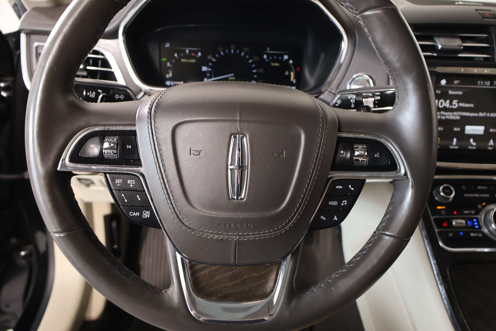 Used 2019 Lincoln Continental Reserve FWD image 3