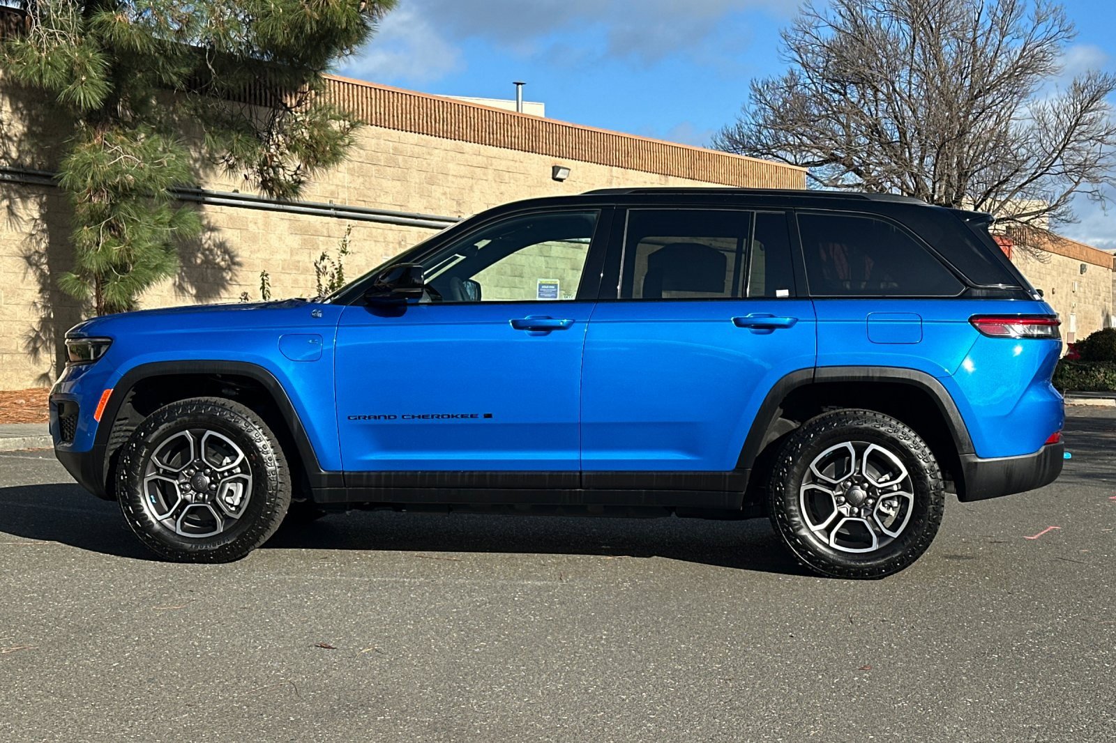 New 2023 Jeep Grand Cherokee Trailhawk w/ Advanced Protech Group II image 6