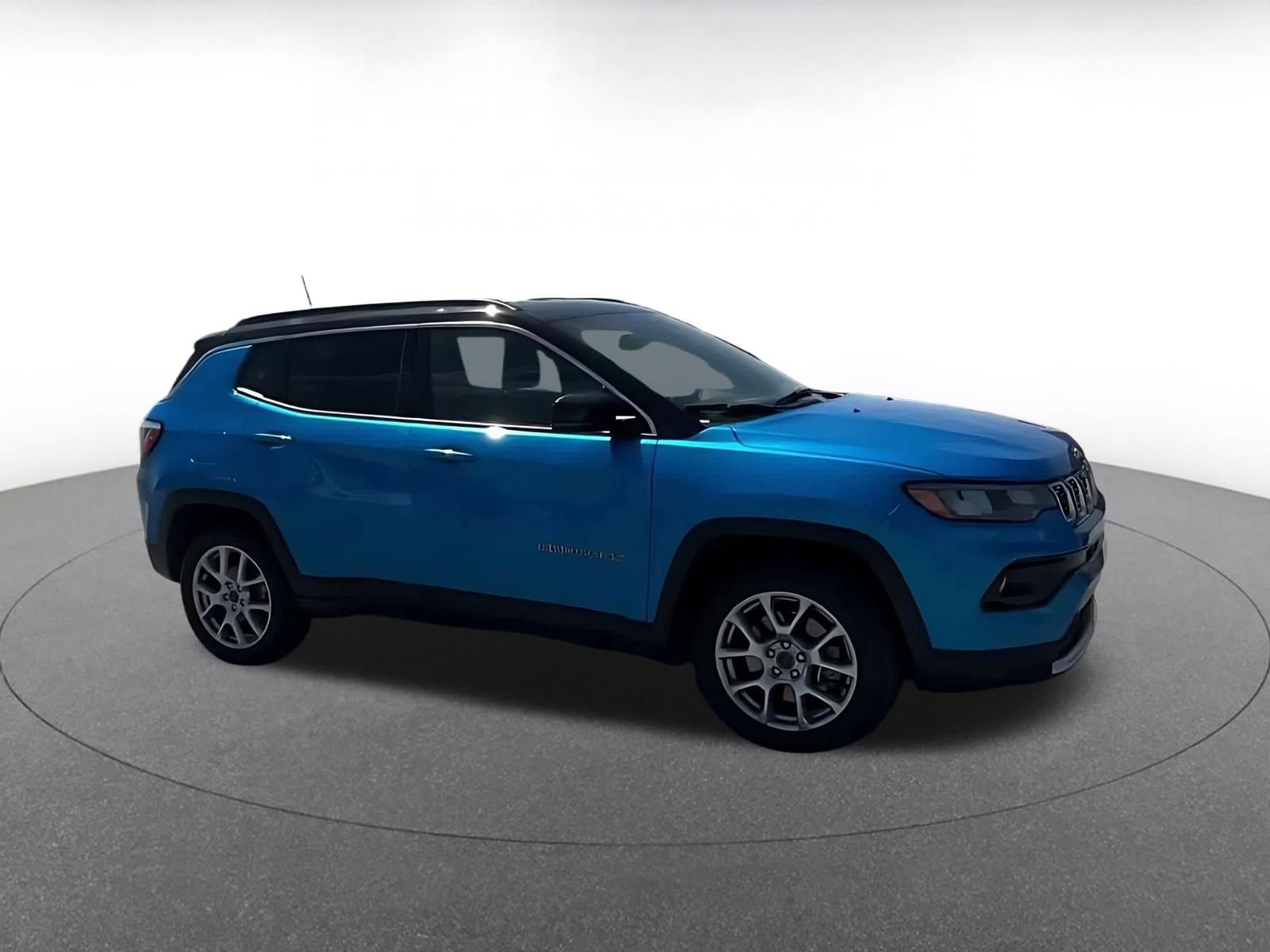 Used 2025 Jeep Compass Limited AWD/4WD image 2