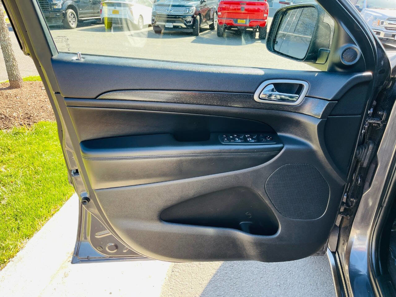 Used 2018 Jeep Grand Cherokee Altitude image 15