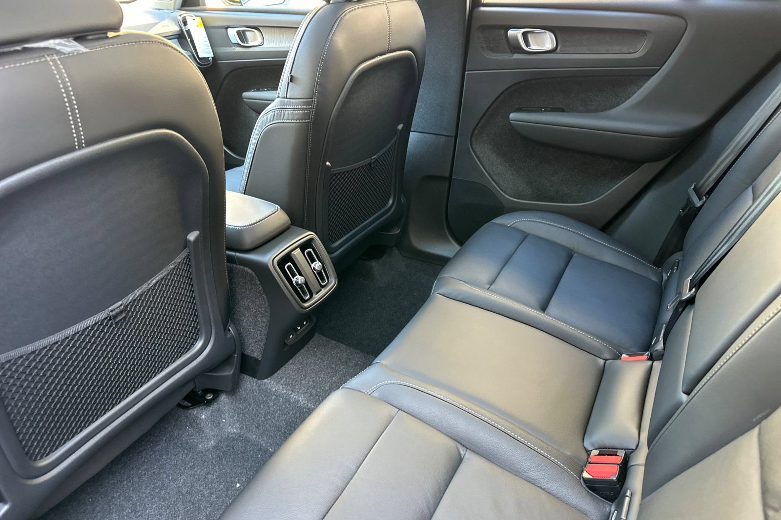Certified 2026 Volvo XC40 B4 Core w/ Climate Package FWD image 12