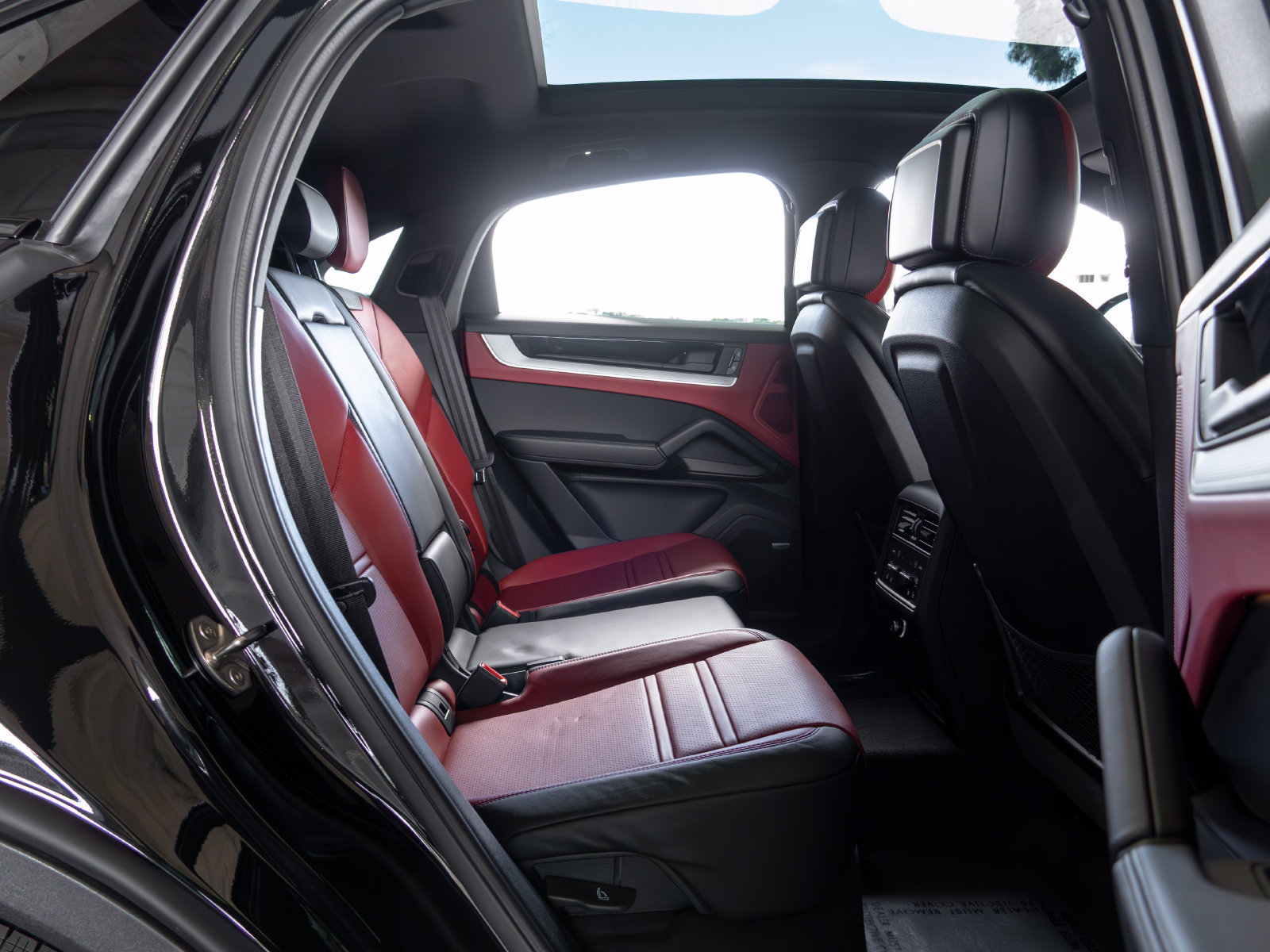 Certified 2025 Porsche Cayenne E-Hybrid Coupe w/ Premium Package Plus AWD/4WD image 48