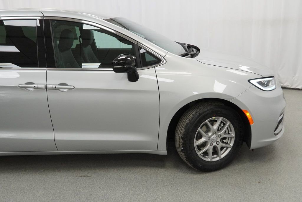 New 2026 Chrysler Pacifica Select image 10