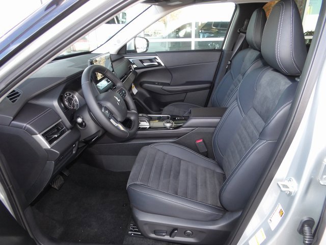 New 2025 Mitsubishi Outlander SE image 14