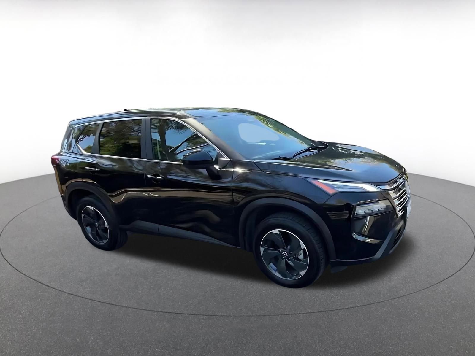 Used 2025 Nissan Rogue SV image 2