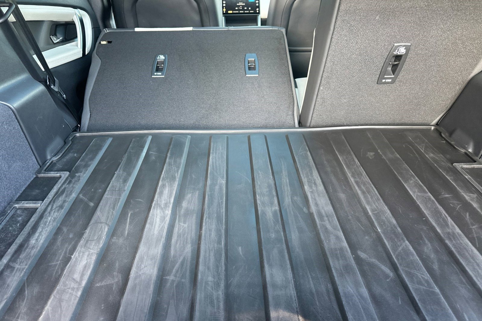 Certified 2025 Land Rover Discovery Sport Dynamic SE image 33