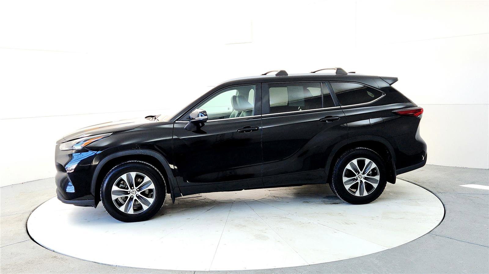 Certified 2024 Toyota Highlander XLE image 3