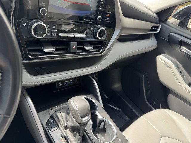 Used 2022 Toyota Highlander XLE AWD/4WD image 16