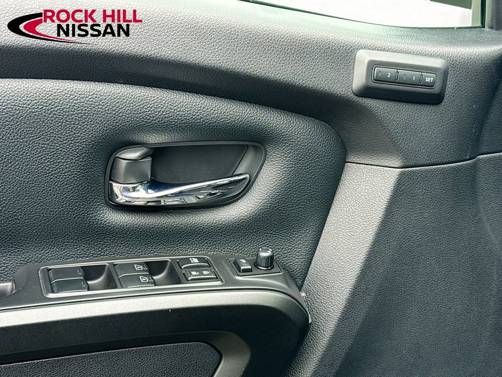 Used 2021 Nissan Titan PRO-4X w/ Pro-4x Convenience Package image 18