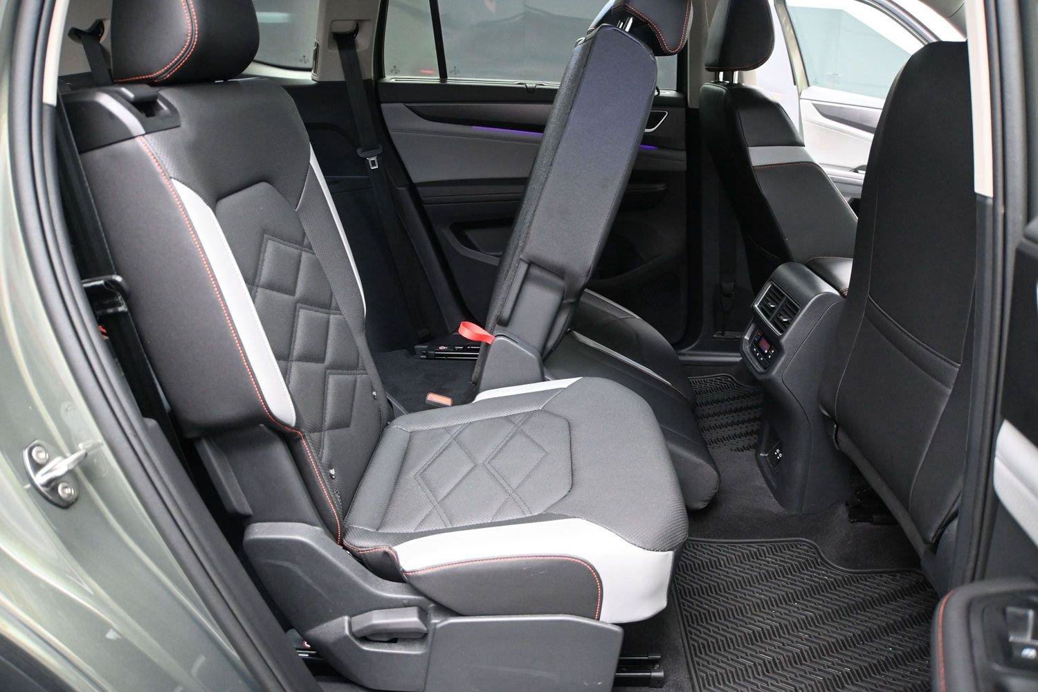 Used 2025 Volkswagen Atlas Peak Edition SE AWD/4WD image 22