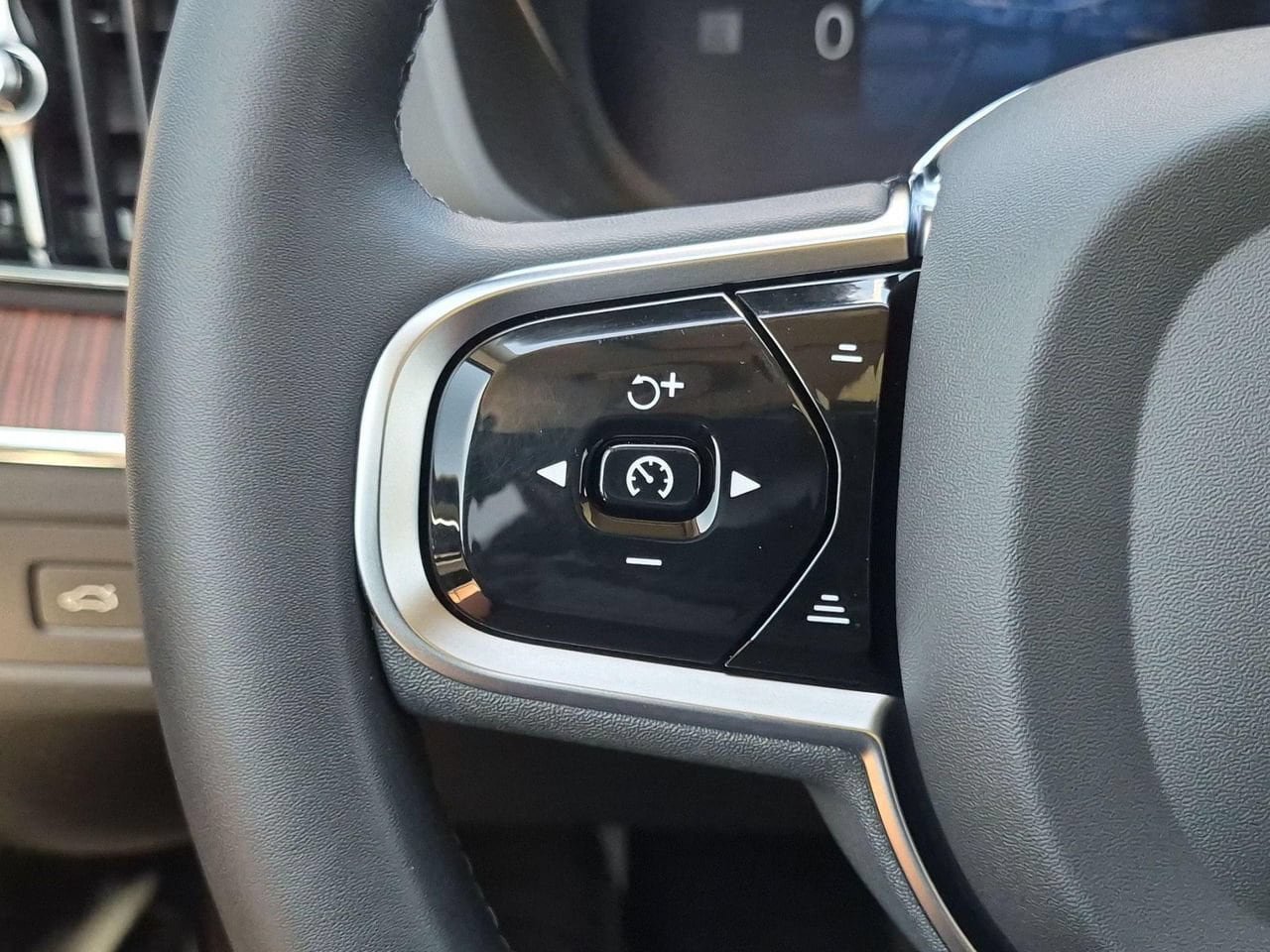 Certified 2024 Volvo XC60 B5 Ultimate w/ Protection Package Premier AWD/4WD image 14