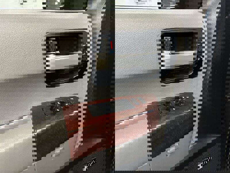 Used 2014 Toyota Sequoia Platinum image 27