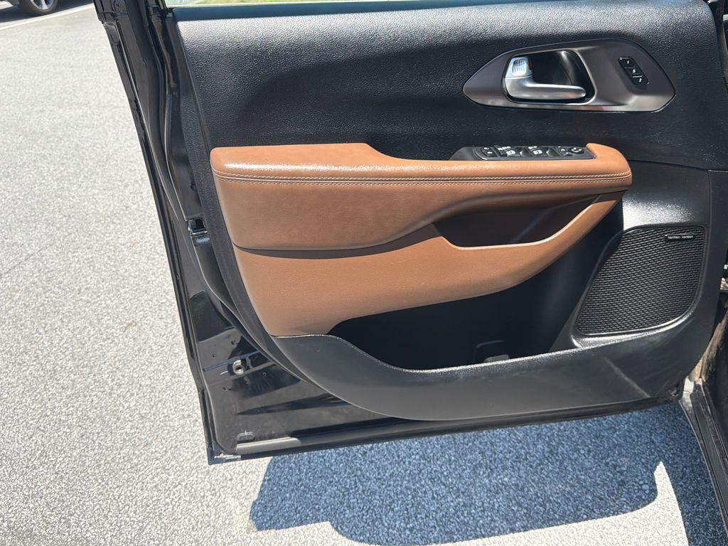 Used 2018 Chrysler Pacifica Limited FWD image 10
