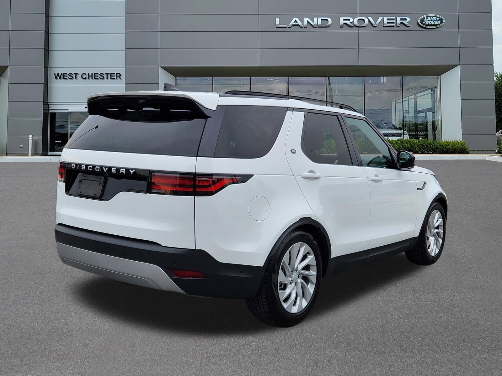 Used 2025 Land Rover Discovery S image 4