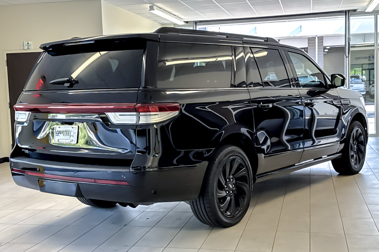 Certified 2023 Lincoln Navigator L Reserve AWD/4WD image 4