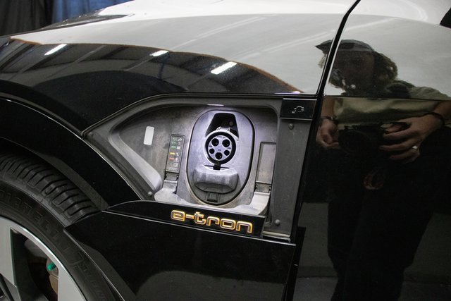 Used 2022 Audi e-tron Premium Plus w/ Premium Plus Package image 38