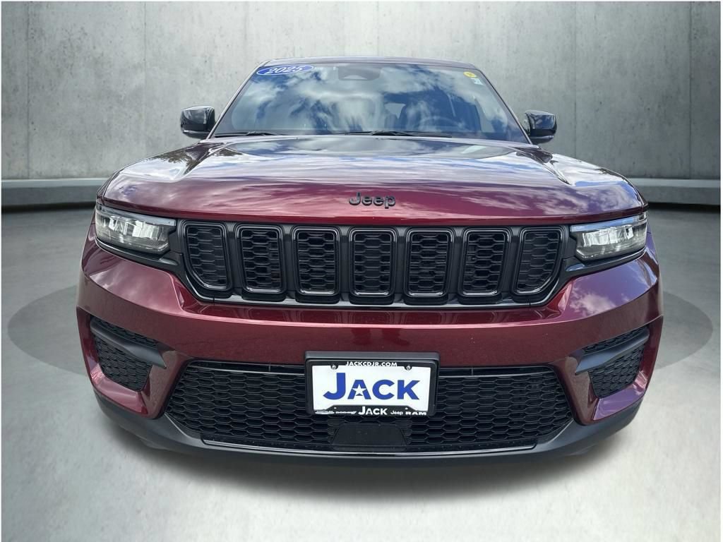 Used 2025 Jeep Grand Cherokee Altitude AWD/4WD image 11
