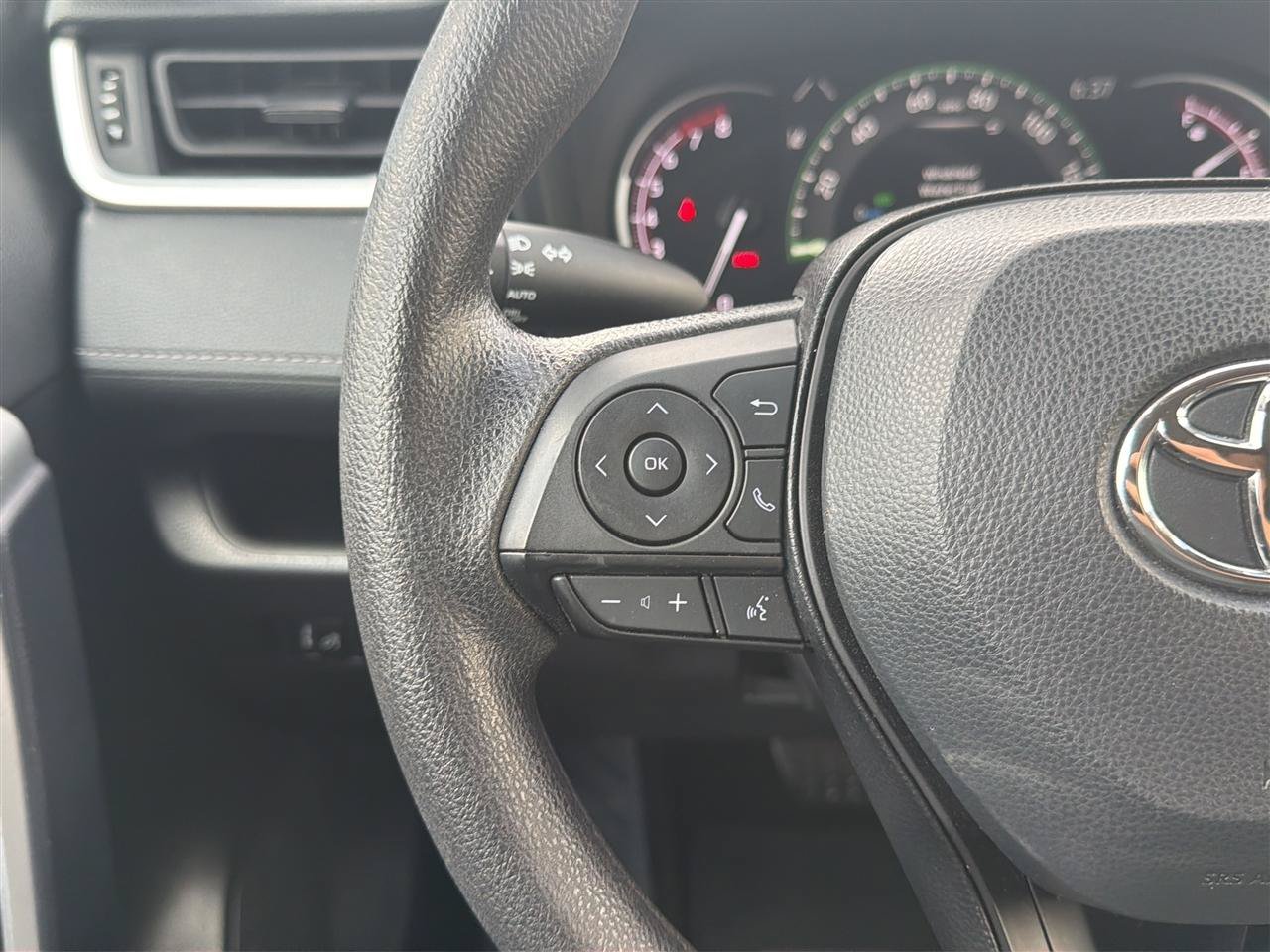 Used 2025 Toyota RAV4 XLE FWD image 23