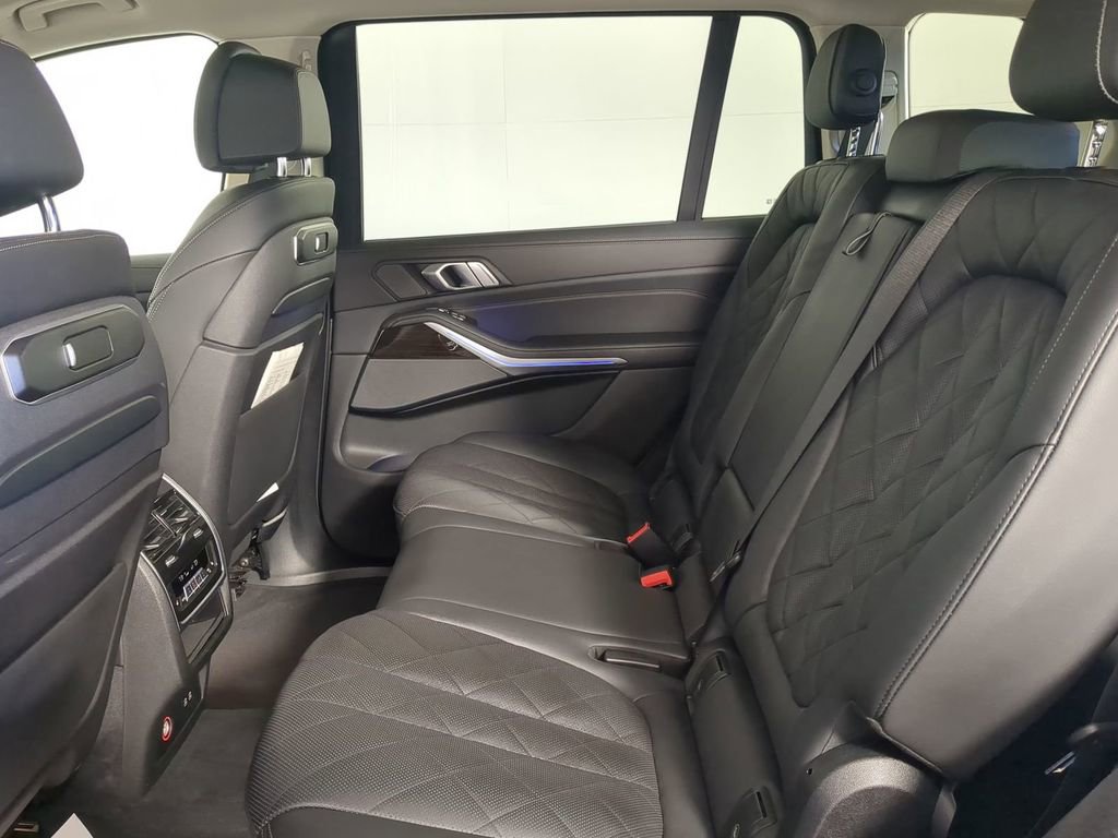 Used 2024 BMW X7 xDrive40i w/ Premium Package image 17