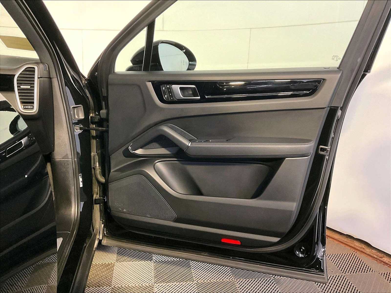 Certified 2023 Porsche Cayenne AWD/4WD image 26