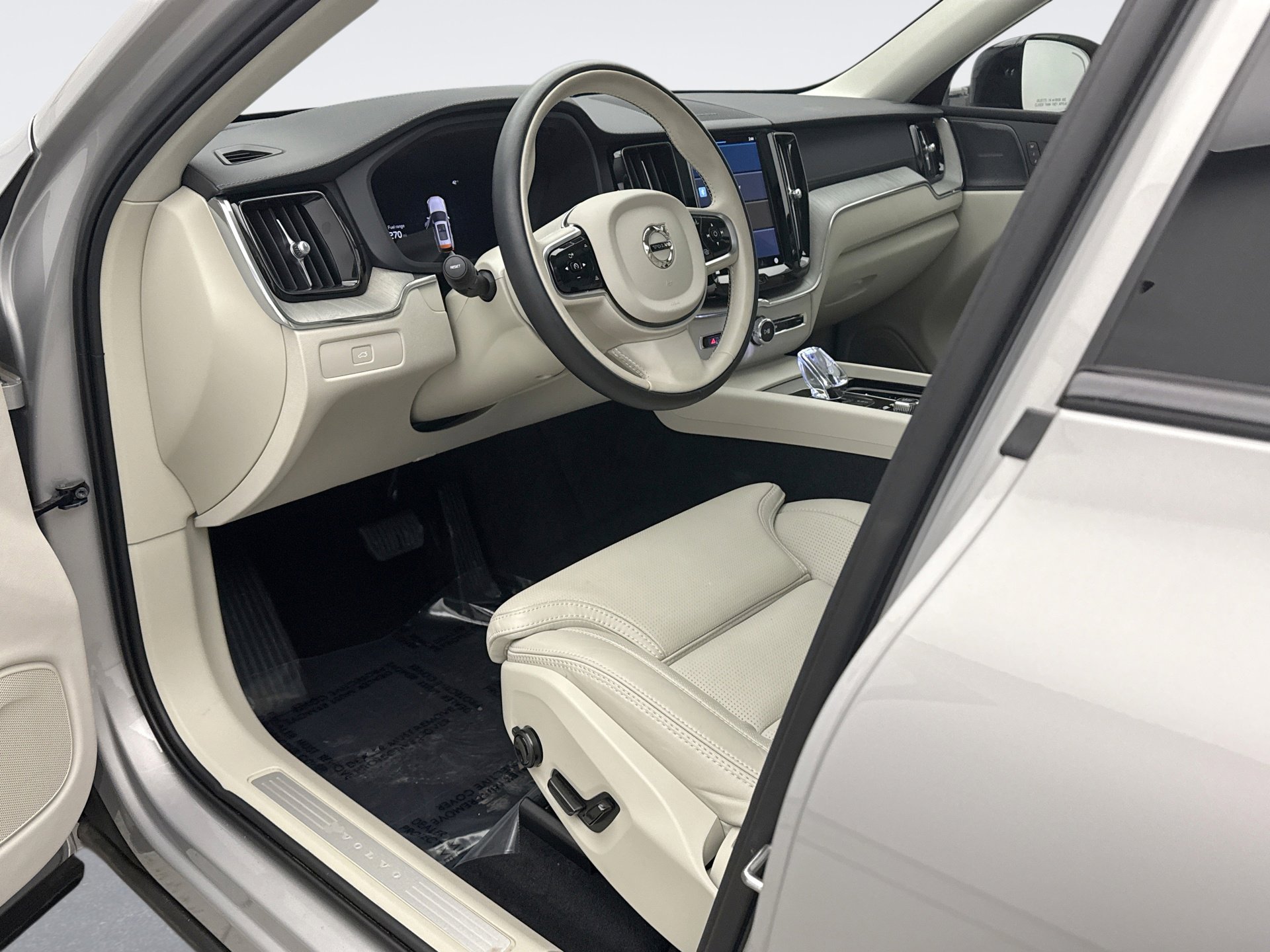 Used 2025 Volvo XC60 B5 Ultra w/ Climate Package image 10