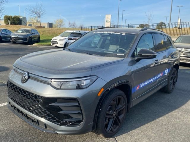Used 2025 Volkswagen Tiguan SE R-Line image 9