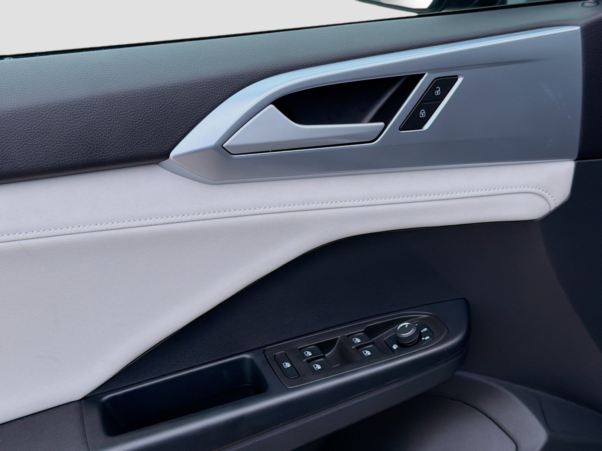 Certified 2025 Volkswagen Taos SE image 16