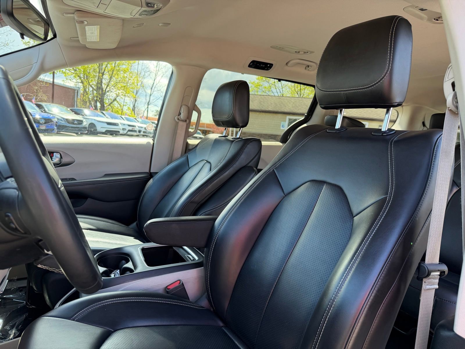 Used 2023 Chrysler Pacifica Touring-L image 13