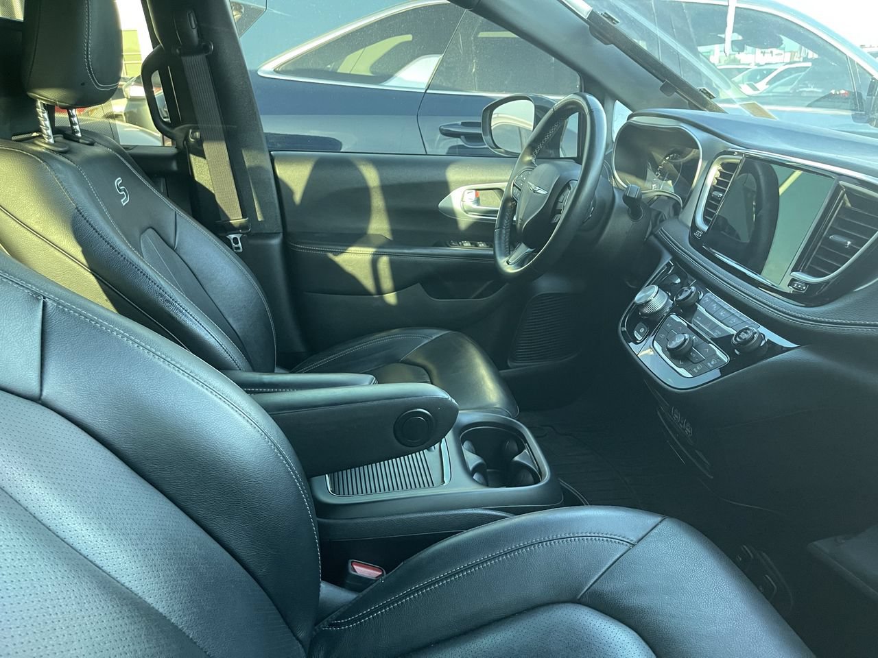 Used 2021 Chrysler Pacifica Touring-L w/ Uconnect Theater Family Group FWD image 4